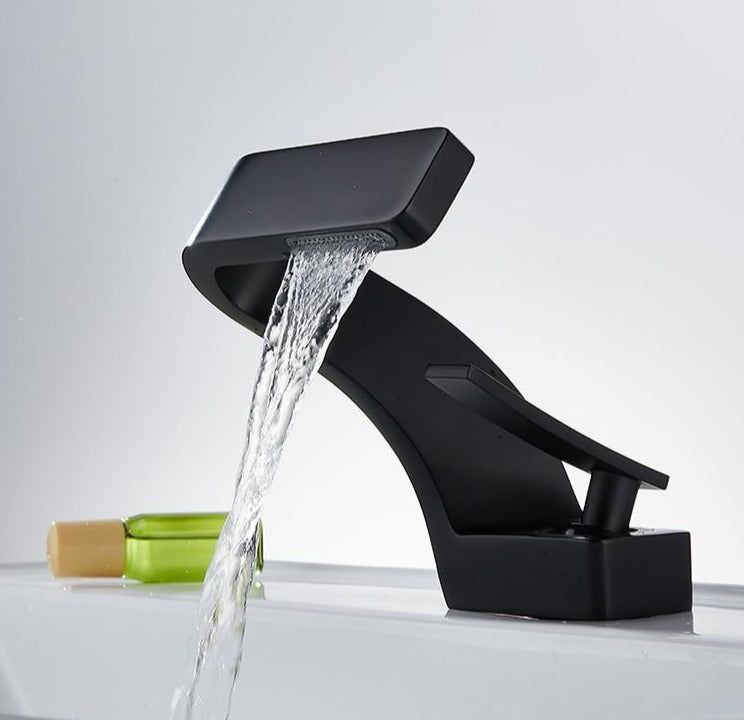 Faucet with robust construction, designed for a long service life