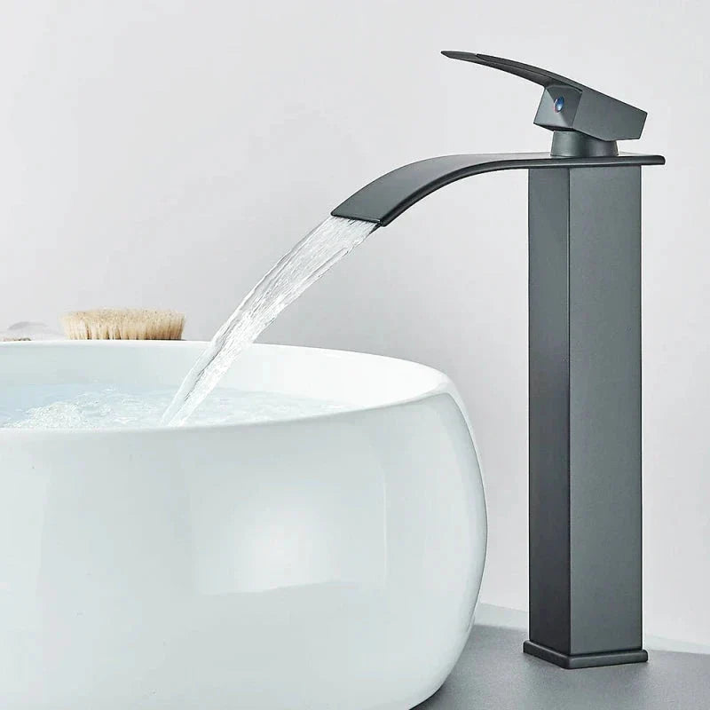 High matte black tap with curved spout for washbasin