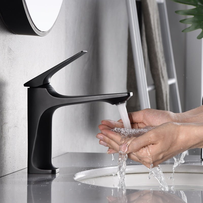 Single-handle basin tap, clean and functional style