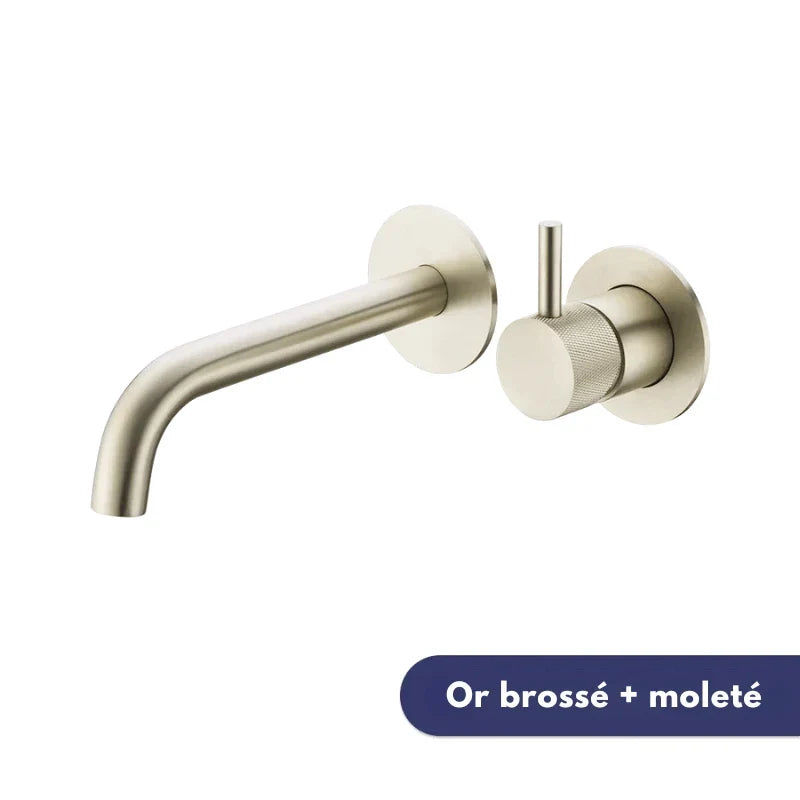 Brushed gold wall-mounted tap, detail of the knurled pattern