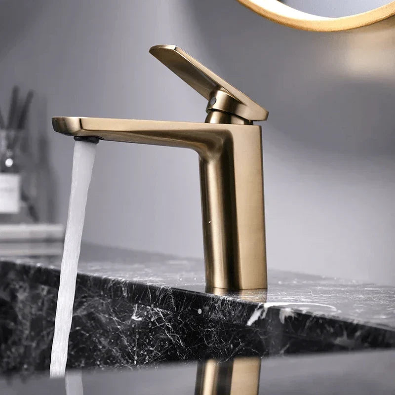 Overview of the brushed brass gold faucet